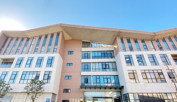 依托青蓮生豬產(chǎn)業(yè)研究院，積極與國內(nèi)外科研單位和高校開展多種形式的合作研究。